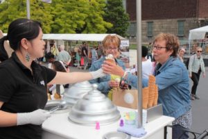 ijscokar op swan market voor kortdurend vrijwilligerswerk rotterdam