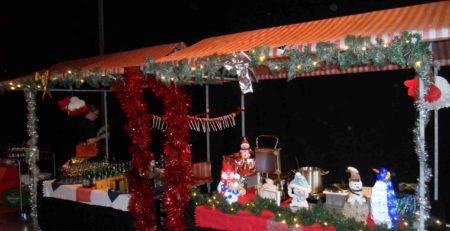 kerstborrel met drankjes hapjes en stroopwafels op het rocva