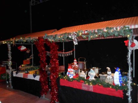 kerstborrel met drankjes hapjes en stroopwafels op het rocva