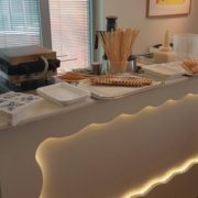 Warme lollywafels LED verlichte witte lounge bar