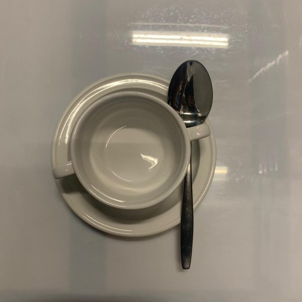 Soepkom met schotel en lepel